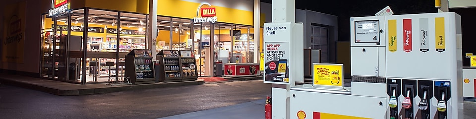 Nachtaufnahme eines Billa Unterwegs Shop an einer Shell Station in Insbruck