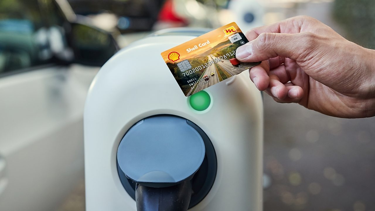Person neben einer Shell Recharge Ladestation