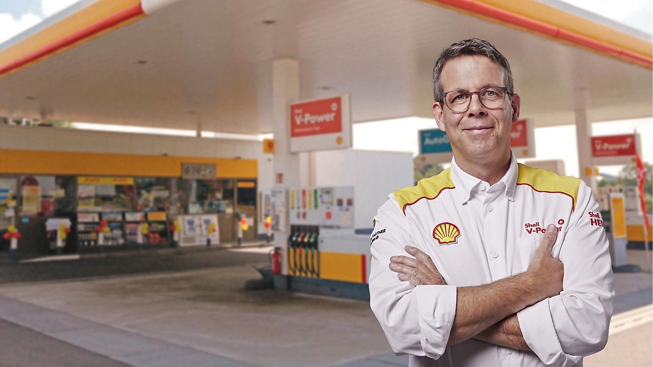 Shell Tankstellenunternehmer vor Shell Station