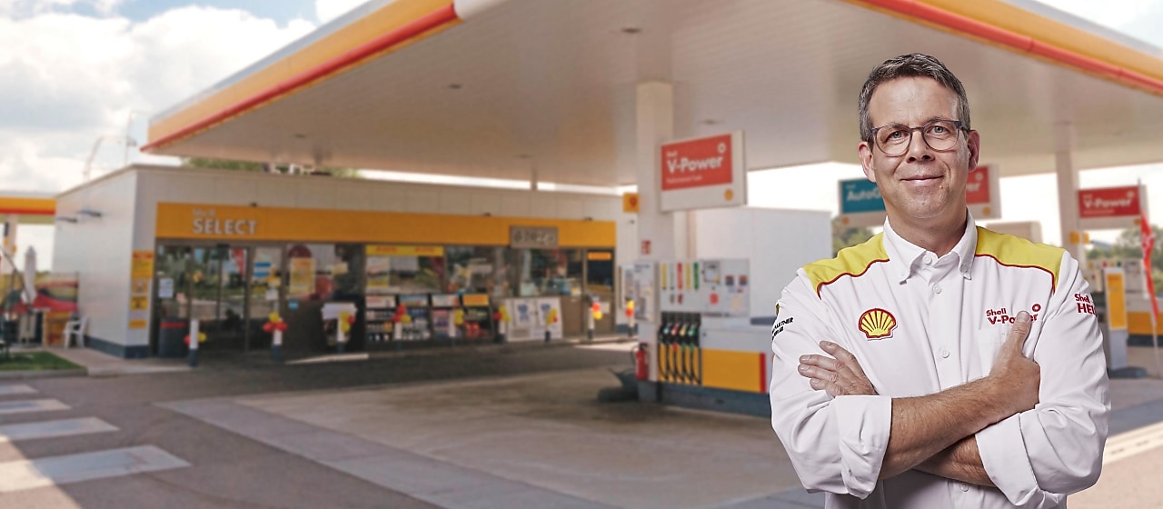 Shell Tankstellenunternehmer vor Shell Station