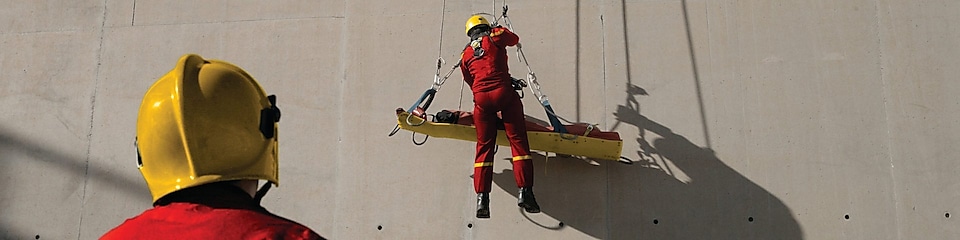 Training eines Rettungsmanövers in einer Raffinerie