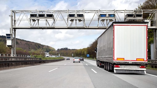 Eine Toll Collect Mautbrücke auf einer befahrenen deutschen Autobahn.