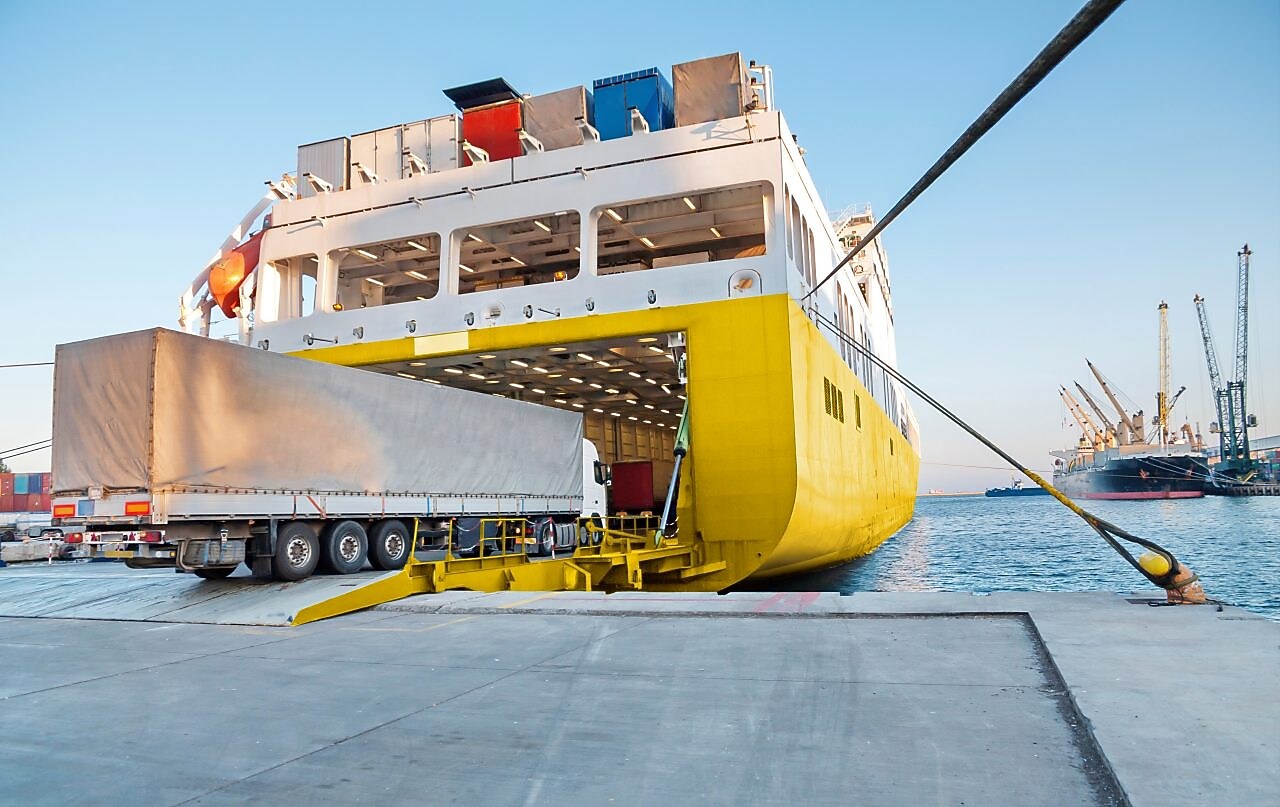 Eine Fähre, die mit einem Lkw beladen wird.