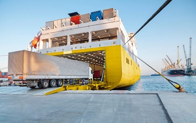 Eine Fähre, die mit einem Lkw beladen wird.