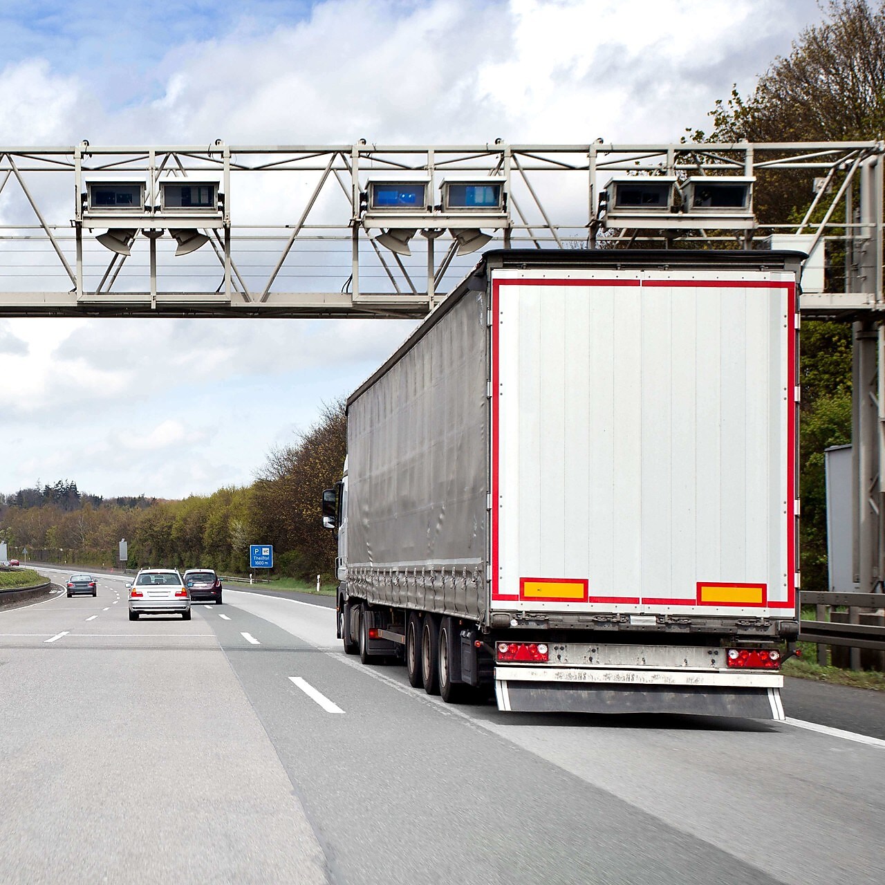 Eine Toll Collect Mautbrücke auf einer befahrenen deutschen Autobahn.