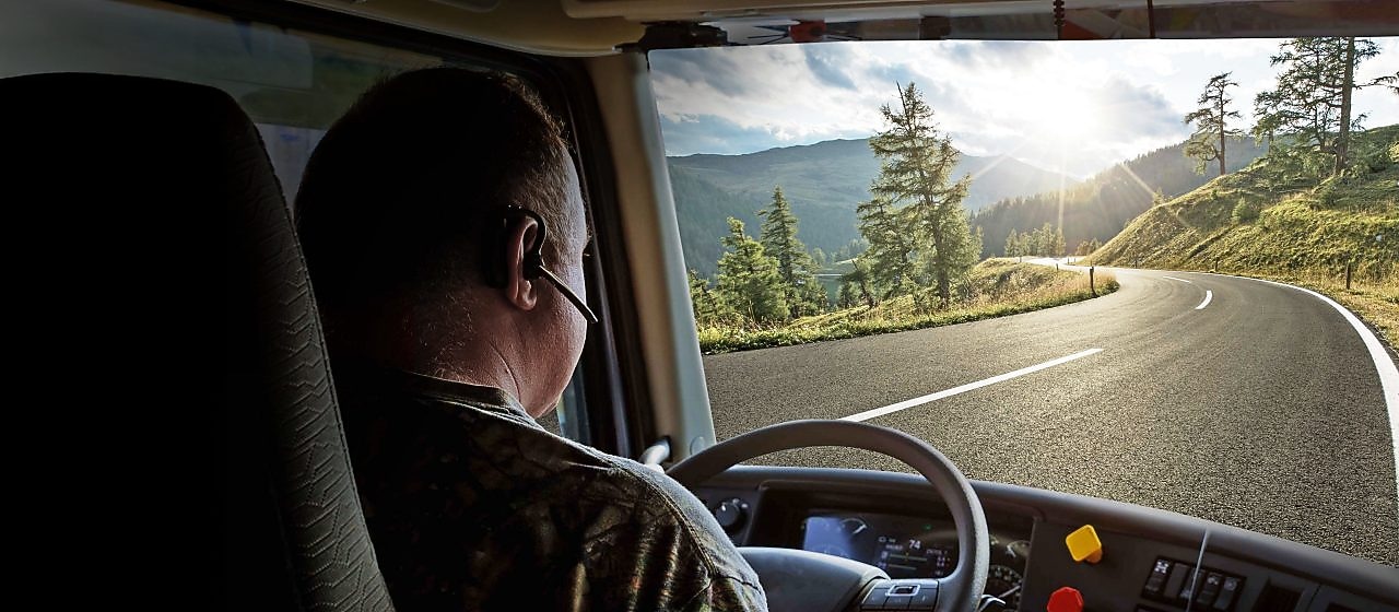 Lkw-Fahrer unterwegs auf einer Landstraße