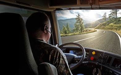 Lkw-Fahrer unterwegs auf einer Landstraße