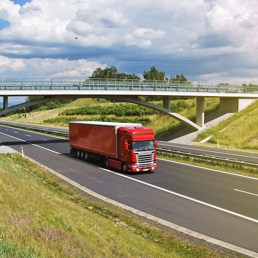 Ein Lkw fährt auf einer Autobahn.
