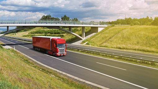 Ein Lkw fährt auf einer Autobahn.