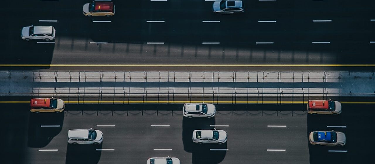 Foto von PKW und Transportern beim Fahren auf der Autobahn