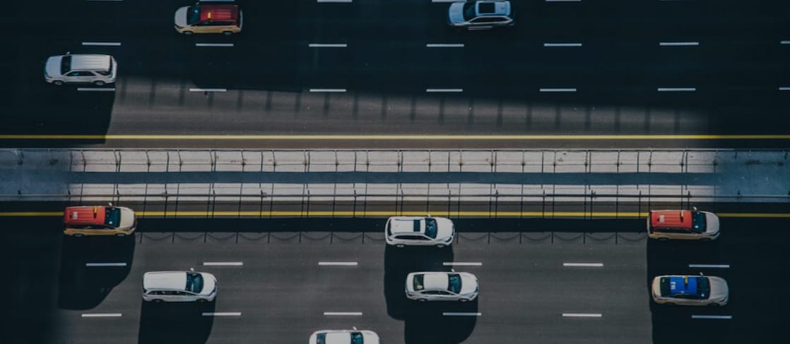Foto von PKW und Transportern beim Fahren auf der Autobahn