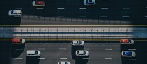 Foto von PKW und Transportern beim Fahren auf der Autobahn