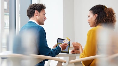 Shell Card Berater bei der Erklärung von Shell Card Zusatzservices