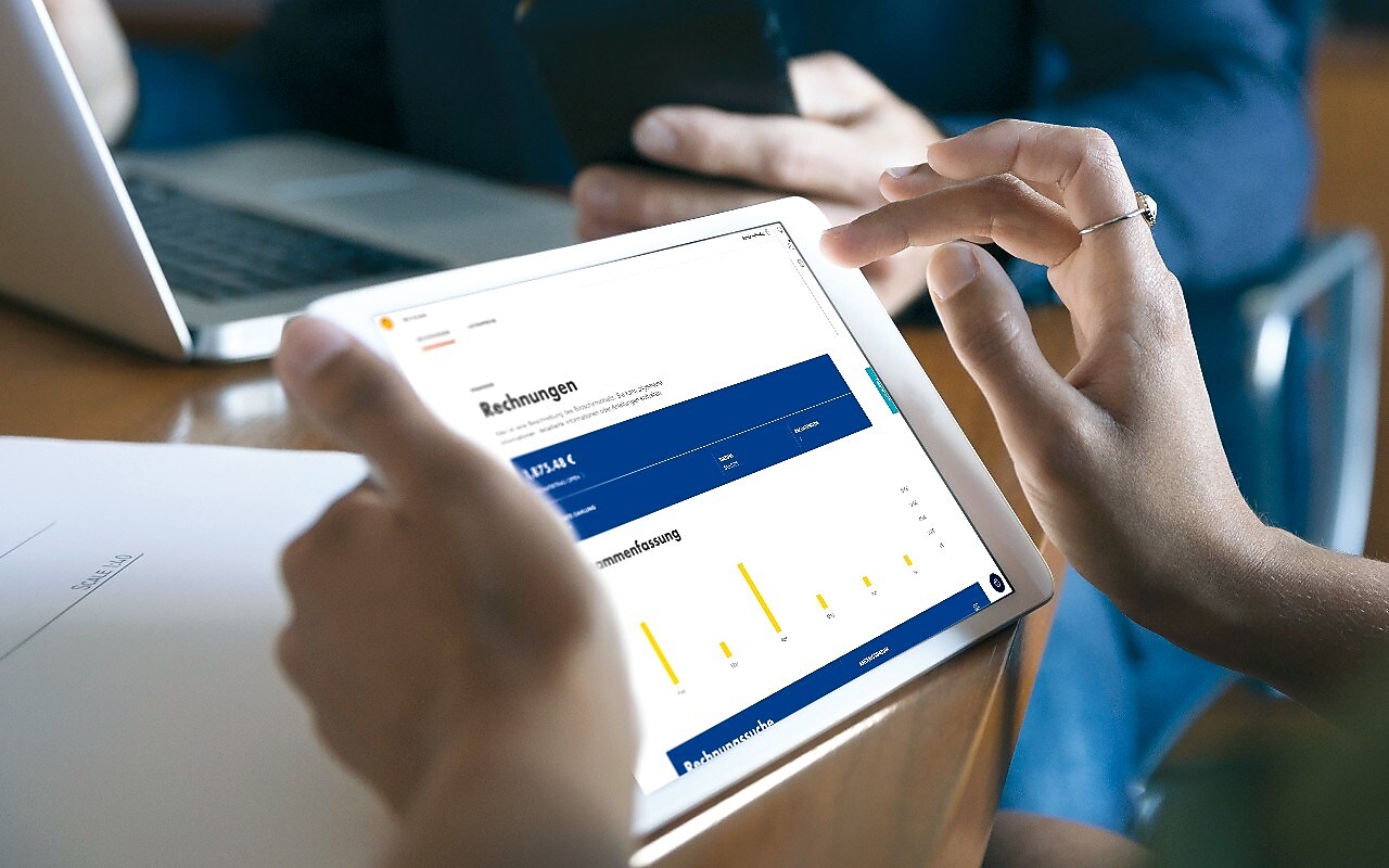 Jemand hält ein Tablet mit dem Shell Fleet Hub.