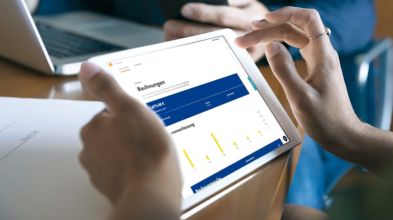 Jemand hält ein Tablet mit dem Shell Fleet Hub.