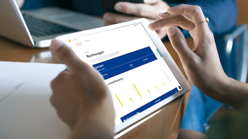 Jemand hält ein Tablet mit dem Shell Fleet Hub.