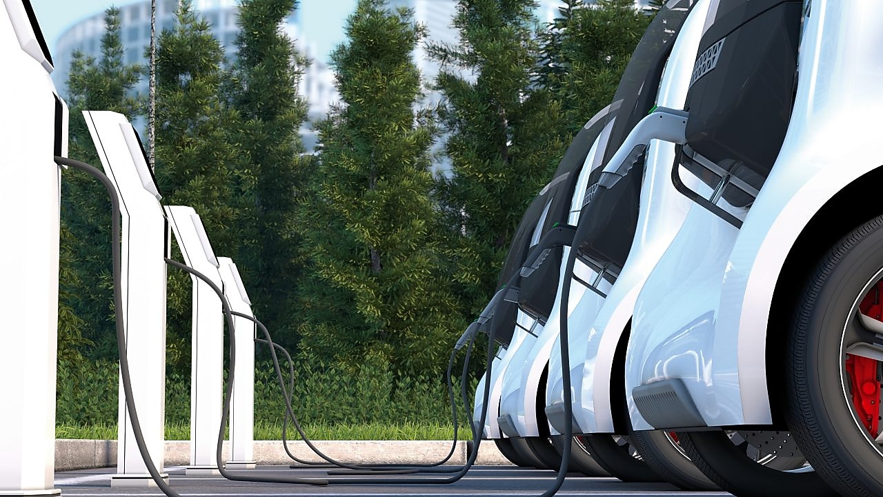 Mehrere E-Autos sind an Ladesäulen angeschlossen.