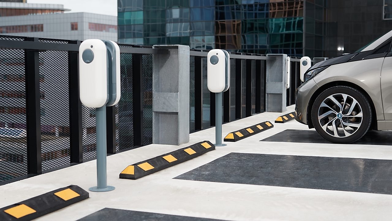 An einem Firmenstandort stehen Ladesäulen bereit.