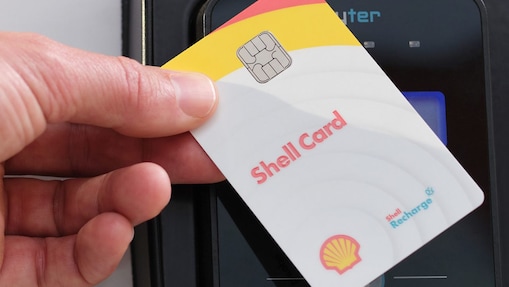Die Shell Card wird an eine Ladesäulen gehalten.
