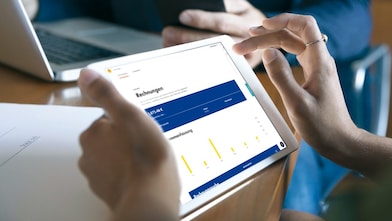 Jemand hält ein Tablet mit dem Shell Fleet Hub.