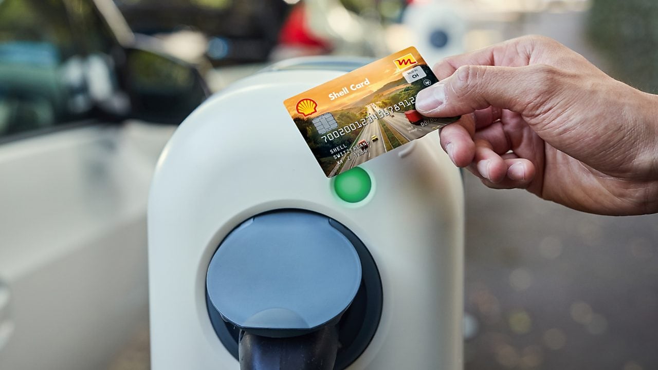 Jemand hält ein Tablet mit dem Shell Fleet Hub.