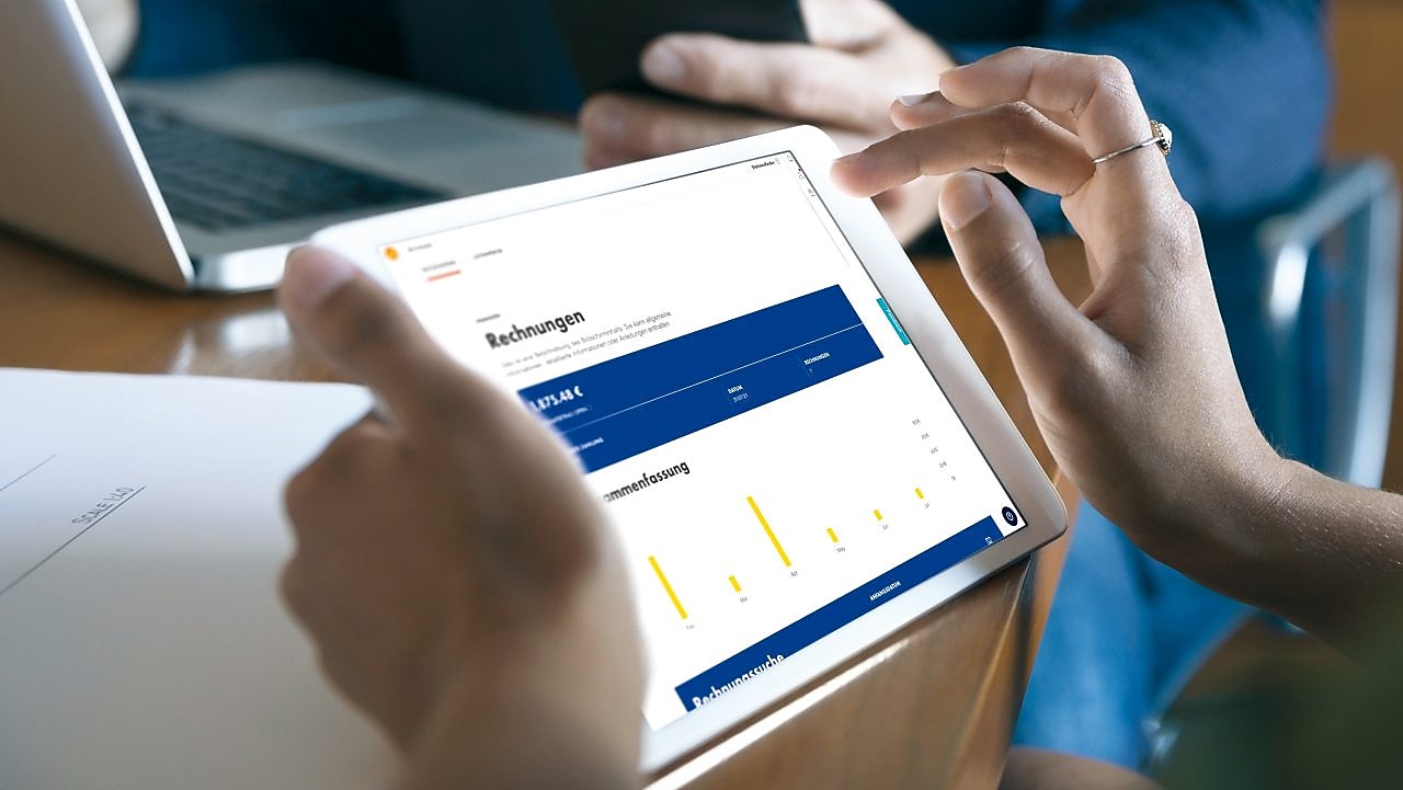 Jemand hält ein Tablet mit dem Shell Fleet Hub.