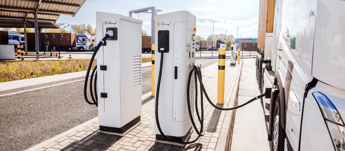 Ein E-Lkw lädt gerade an einem Shell Recharge Ladedepot.