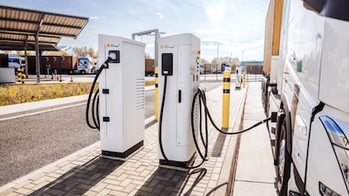 Ein E-Lkw lädt gerade an einem Shell Recharge Ladedepot.