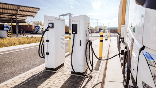 Ein E-Lkw lädt gerade an einem Shell Recharge Ladedepot.