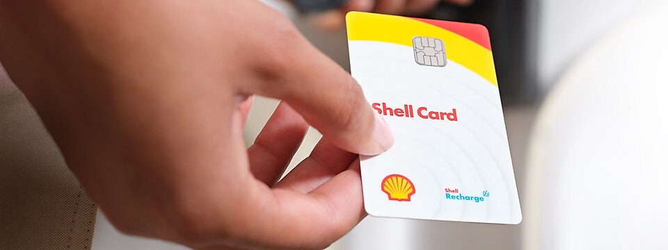 Die Shell Card steht auf einem Tisch.