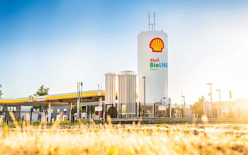 Eine Shell BioLNG Anlage mit einem Kornfeld im Vordergrund