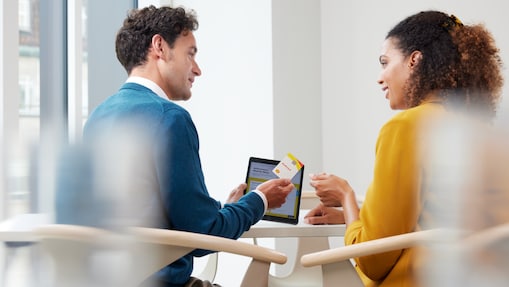 Shell Card Berater bei der Erklärung von Shell Card Zusatzservices