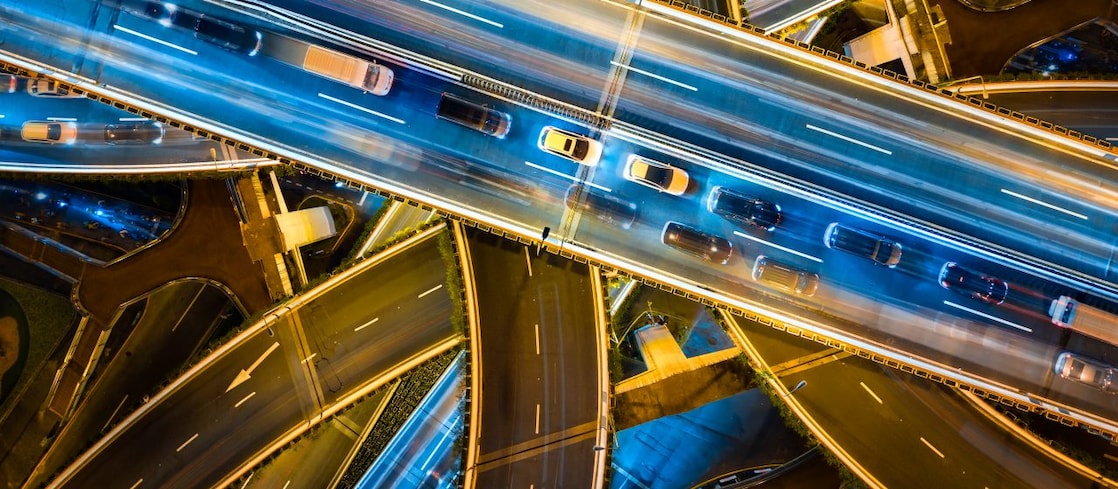 Ein Autobahnkreuz bei Nacht von oben