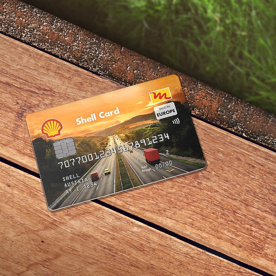 Eine Shell Card liegt auf einer Parkbank.