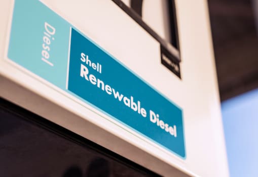 Das Shell Renewable Diesel Logo ist an der Zapfsäule als Nahaufnahme zu sehen.