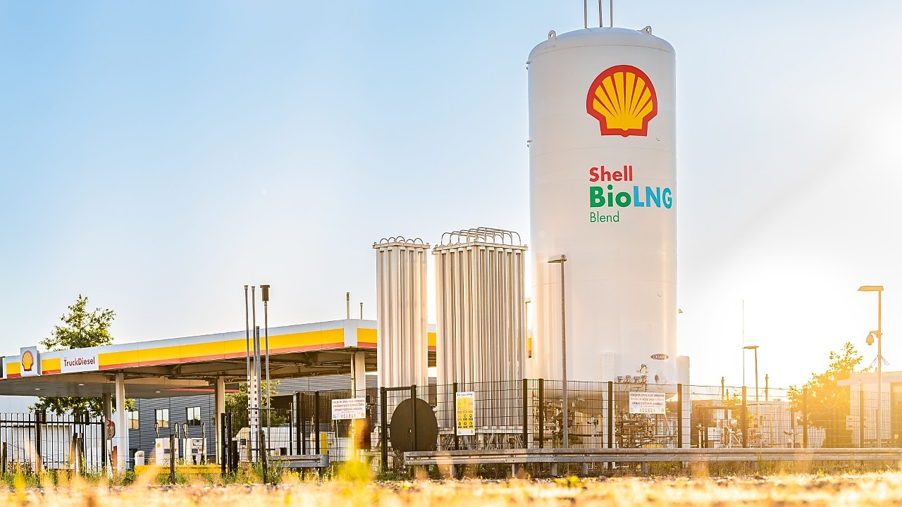 Eine Shell BioLNG Tankstelle bei Sonnenaufgang.
