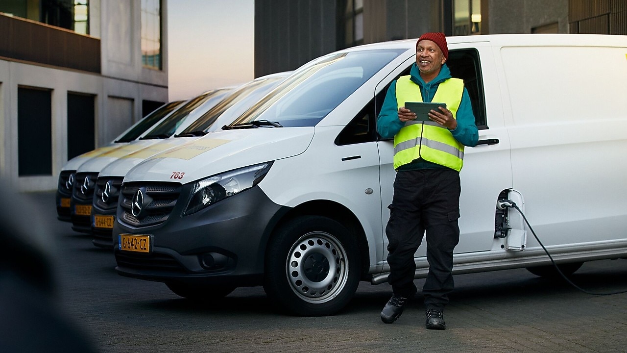 Mitarbeiter mit Tranporterflotte an einer Depot Charging Lösung von Shell