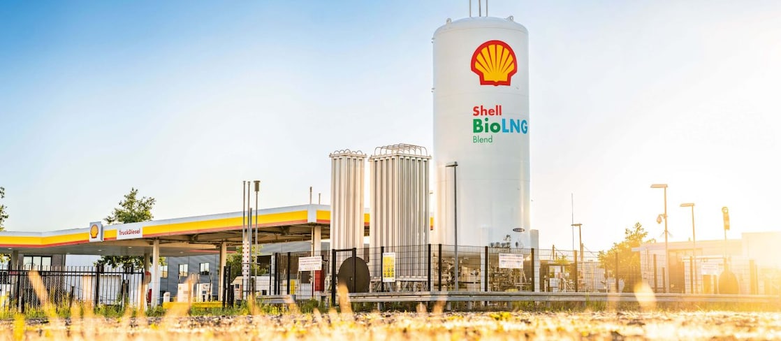 Ein Mann tankt LNG an einer Shell Station und trägt dabei eine Schutzausrüstung.