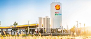 Ein Mann tankt LNG an einer Shell Station und trägt dabei eine Schutzausrüstung.