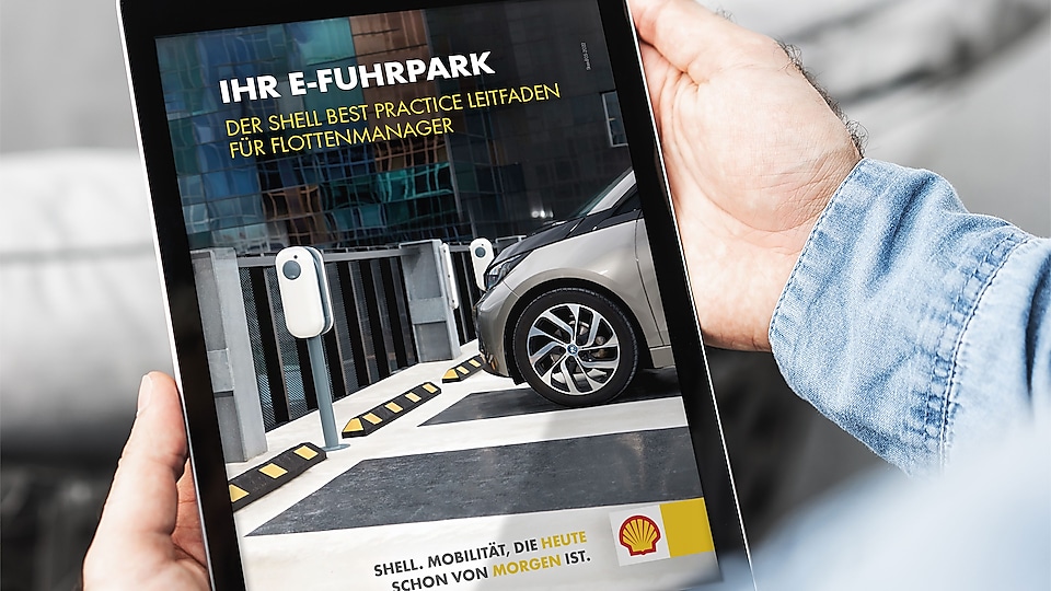 Das Shell Whitepaper "Ihr E-Fuhrpark: Der Shell Best Practice Leitfaden" auf einem Tablet.