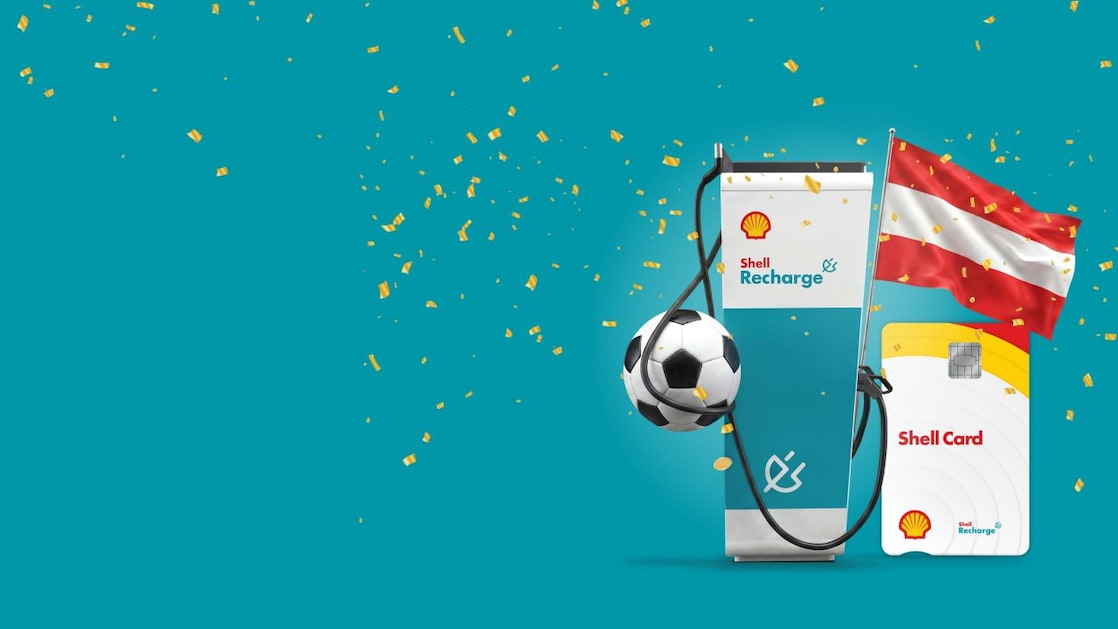 Eine Shell Recharge Ladesäule mit einem Fußball, einer Österreich Flagge und der Shell Card