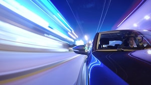 Blau glänzendes Auto bei Nacht