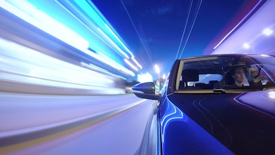 Blau glänzendes Auto bei Nacht