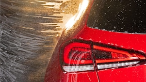 Nahaufnahme eines roten Autos in einer Shell Car Wash Waschanlage