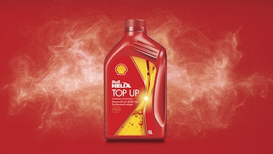 Shell Helix Top Up Oil flasche auf rotem Hintergrund