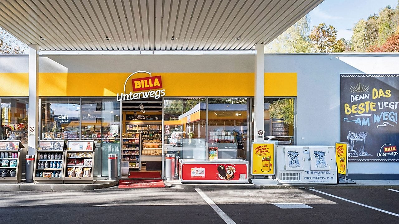 Eingang eines BILLA Unterwegs Shops an einer Shell Station in Insbruck