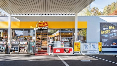 Eingang eines BILLA Unterwegs Shops an einer Shell Station in Insbruck