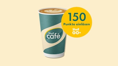 Eine junge Frau mit gelbem Pullover hält lächelnd einen Shell Café Kaffeebecher vor türkisblauem Hintergrund. Neben ihr steht „Gratis-Kaffee!“ in einem gelben Kreis, ein geschwungener Pfeil zeigt auf den Becher.