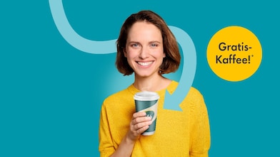 Eine junge Frau mit gelbem Pullover hält lächelnd einen Shell Café Kaffeebecher vor türkisblauem Hintergrund. Neben ihr steht „Gratis-Kaffee!“ in einem gelben Kreis, ein geschwungener Pfeil zeigt auf den Becher.