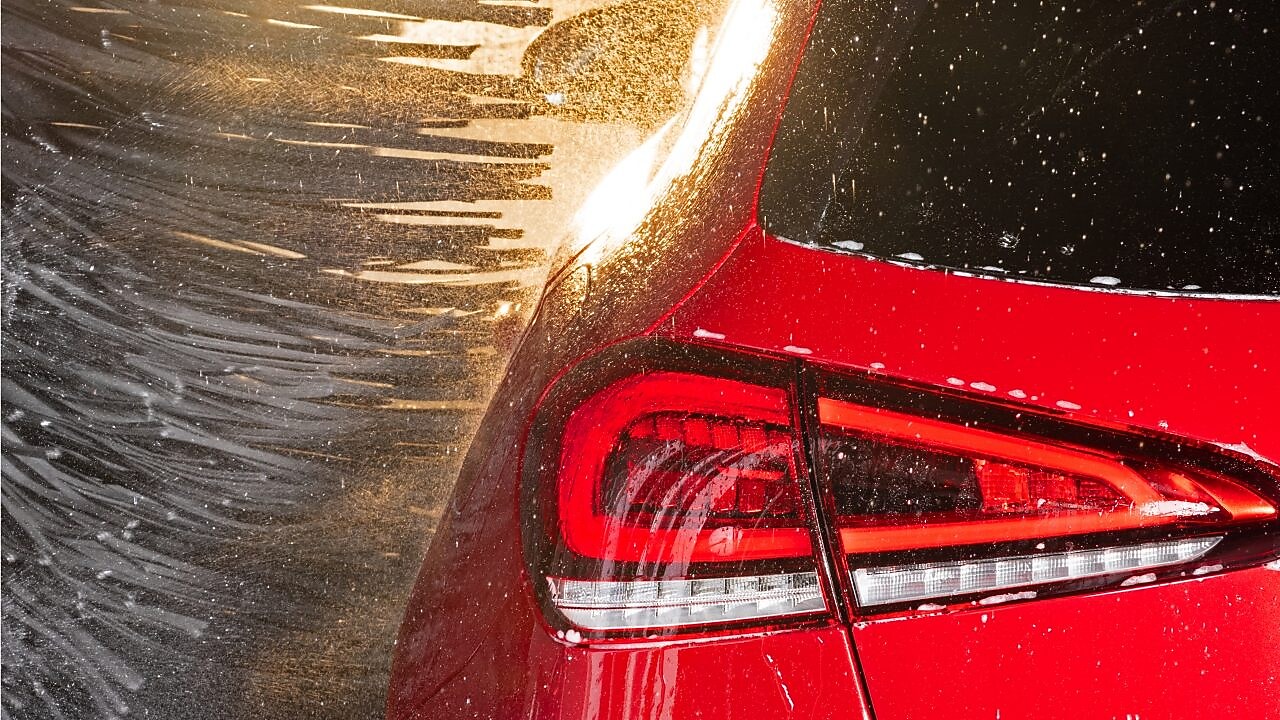 Nahaufnahme eines roten Autos in einer Shell Car Wash Waschanlage